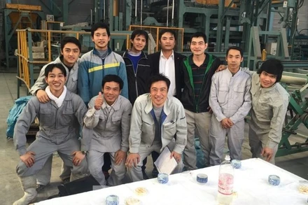 Thực tập sinh Việt Nam và đồng nghiệp Nhật Bản trong giờ giải lao tại nơi làm việc. (Ảnh: TTXVN)