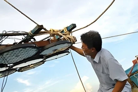 Dàn đèn LED được lắp đặt trên tàu BTh 99533 TS, tỉnh Lâm Đồng. (Ảnh HOÀNG HƯNG)