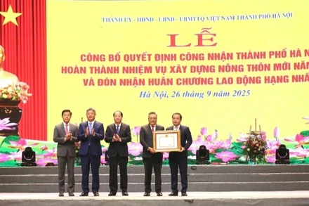 Ủy viên Trung ương Đảng, Quyền Bộ trưởng Bộ Nông nghiệp và Môi trường Trần Đức Thắng trao Bằng công nhận thành phố Hà Nội hoàn thành nhiệm vụ xây dựng nông thôn mới năm 2024. 