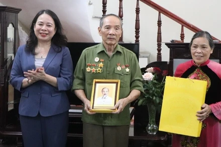 Phó Chủ tịch nước Võ Thị Ánh Xuân trao quà, động viên thương binh Nguyễn Đình Tâm ở phường Điện Biên Phủ.