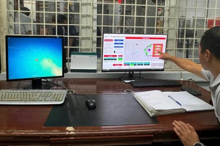 Cán bộ theo dõi, điều khiển quy trình chiếu xạ dược liệu tại phòng vận hành của Trung tâm Chiếu xạ Hà Nội.