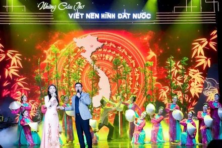 Các nghệ sĩ trình diễn tác phẩm đề tài lực lượng vũ trang và chiến tranh cách mạng. (Ảnh: THÀNH DUY)