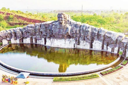 Tượng đài Mẹ Việt Nam Anh hùng (tại phường Quảng Phú, thành phố Đà Nẵng). (Ảnh TTXVN)