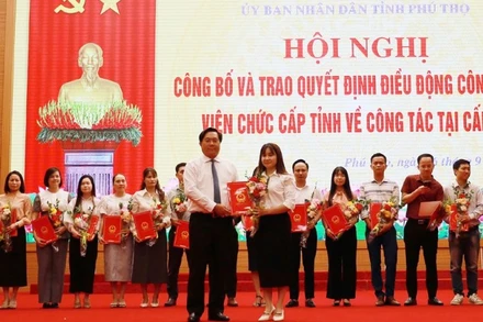 Chủ tịch Ủy ban nhân dân tỉnh Phú Thọ Trần Duy Đông trao quyết định và tặng hoa động viên các công chức, viên chức về tăng cường cho các xã.