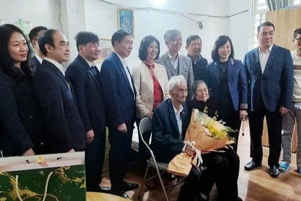 Đoàn công tác Bộ Y tế, Trường đại học Y Hà Nội thăm, chúc mừng gia đình Phó Giáo sư, bác sĩ Đỗ Doãn Đại (người ôm bó hoa) nhân dịp kỷ niệm 70 năm Ngày Thầy thuốc Việt Nam (27/2/2025).