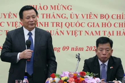 Đồng chí Nguyễn Xuân Thắng phát biểu tại buổi gặp gỡ cán bộ nhân viên Đại sứ quán và các cơ quan đại diện Việt Nam tại Hàn Quốc. (Ảnh: TTXVN)