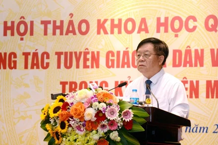 Đồng chí Nguyễn Trọng Nghĩa phát biểu kết luận hội thảo. 