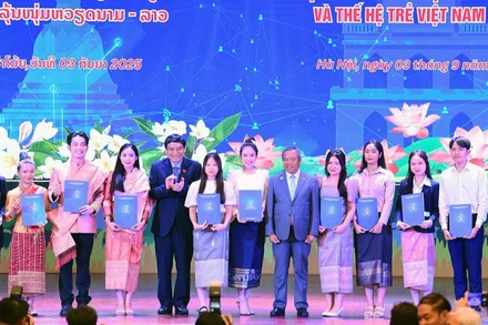 Các đồng chí Nguyễn Đắc Vinh, Boviengkham Vongdala (thứ 5 và 8 từ trái sang) trao học bổng tặng sinh viên, thanh niên Lào tiêu biểu đang học tập tại Việt Nam.