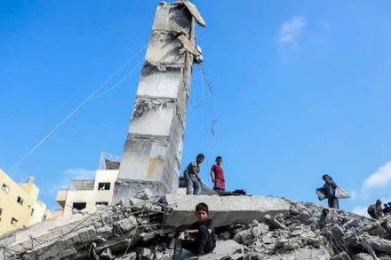 Một tòa nhà bị phá hủy sau các cuộc không kích tại Gaza. (Ảnh: TÂN HOA XÃ)