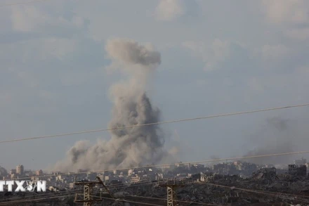 Khói bốc lên từ toà nhà bị phá hủy trong vụ không kích của Israel xuống thành phố Gaza, ngày 25/9/2025. (Ảnh: THX/TTXVN)