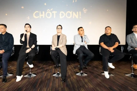 Đoàn làm phim "Chốt đơn!" giao lưu tại buổi chiếu ra mắt báo giới.