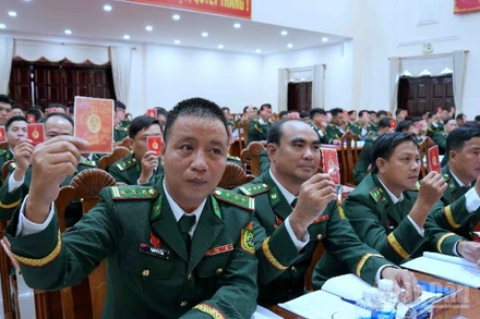 Đại biểu tham dự Đại hội Đại biểu Đảng bộ Ban Chỉ huy Bộ đội Biên phòng Cà Mau biểu quyết thông qua nghị quyết nhiệm kỳ 2025-2030.