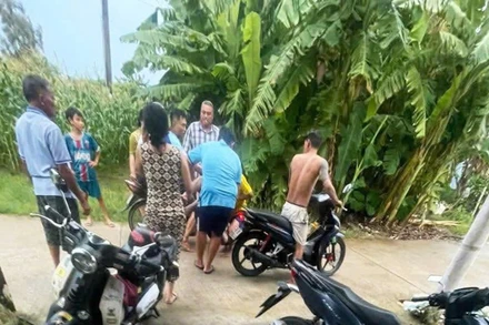 Gia đình đưa thi thể 2 nạn nhân về nhà. (Ảnh người dân cung cấp)