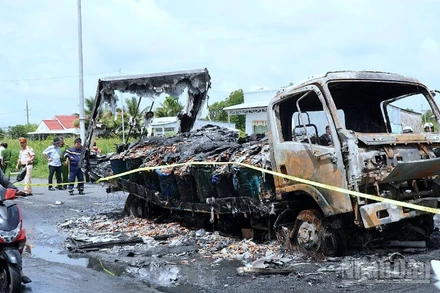 Hiện trường vụ việc sau va chạm, dẫn đến ô-tô tải bốc cháy, làm 2 người chết tại chỗ.