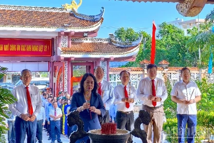 Phó Chủ tịch nước Võ Thị Ánh Xuân, cùng Đoàn công tác của Trung ương và lãnh đạo tỉnh Cà Mau dâng hoa, dâng hương Đền thờ 10 Anh hùng Liệt sĩ khởi nghĩa Hòn Khoai.