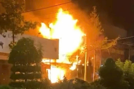 Hiện trường vụ cháy tại xã Cái Nước, tỉnh Cà Mau vào thời điểm lửa mới bùng phát. (Ảnh: Người dân cung cấp)