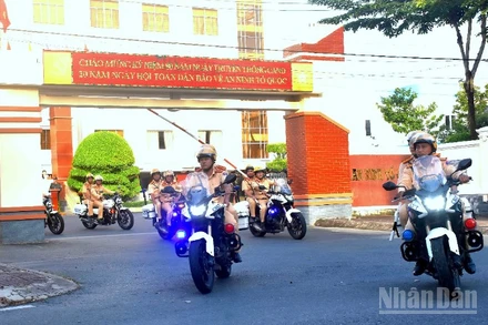 Lực lượng Công an Cà Mau xuất phát diễu hành ngay sau lễ ra quân.
