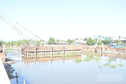 Đồng Tháp triển khai nhanh các cống ngăn mặn dọc theo sông Tiền.
