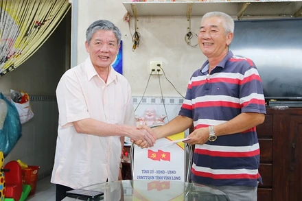 Bí thư Tỉnh ủy Vĩnh Long Ngô Chí Cường (trái) đến thăm, tặng quà thương binh Dương Thành Thảo, Khóm 7, phường Trà Vinh.