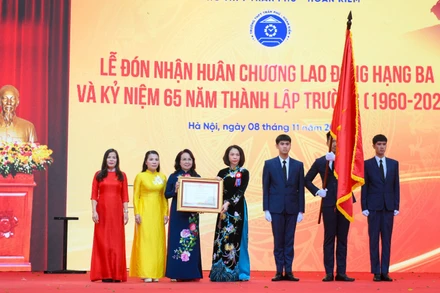 Phó Chủ tịch Ủy ban nhân dân thành phố Hà Nội Vũ Thu Hà trao Huân chương Lao động hạng Ba của Chủ tịch nước cho Trường trung học phổ thông Trần Phú-Hoàn Kiếm.