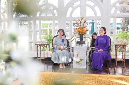 Bà Nguyễn Thị Thanh Nga, Phu nhân Chủ tịch Quốc hội Trần Thanh Mẫn cùng bà Shin Kyunghye, Phu nhân Chủ tịch Quốc hội Hàn Quốc Woo Won Shik tại buổi gặp gỡ.