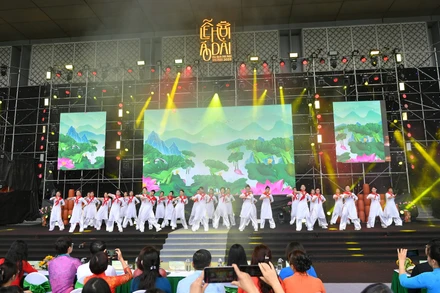 Tiết mục nhảy Zumba “Tự hào tiếp bước tương lai – Tôi là người Việt Nam” của Hội Liên hiệp Phụ nữ xã Vĩnh Thanh.