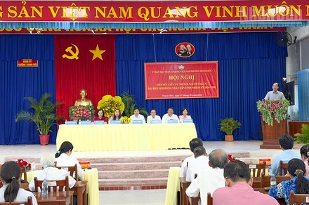 Ứng cử viên tiếp xúc cử tri đang thể hiện chương trình hành động của mình. 