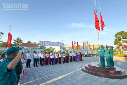 Nghi thức chào cờ và hát Quốc ca ở phường Long Châu, tỉnh Vĩnh Long. 