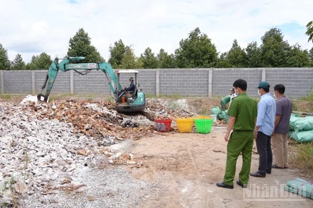 Lực lượng chức năng làm việc tại điểm đổ chất thải gây ô nhiễm môi trường trên địa bàn xã Ngũ Hiệp, tỉnh Đồng Tháp. (Ảnh: Trọng Tín)