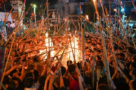 Người dân nơi đây quan niệm, lấy được lửa thiêng ở làng về tức là lấy được lộc mà Thành Hoàng ban cho.