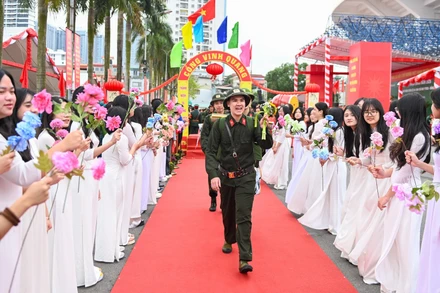 Tân binh phấn khởi đi qua cổng vinh quang, thực hiện nghĩa vụ với Tổ quốc.