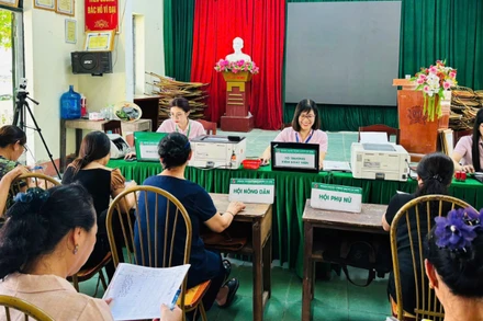 Phòng giao dịch Ngân hàng Chính sách xã hội Đan Phượng có buổi giao dịch tại Nhà văn hóa cụm 11, Tân Lập, xã Ô Diên, Hà Nội. (Ảnh DIỆU THƯƠNG)