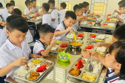 Bữa cơm bán trú tại Trường Tiểu học Phương Đình B, xã Liên Minh, thành phố Hà Nội. 