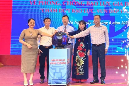 Các đại biểu nhấn nút hưởng ứng Lễ phát động Tháng hành động quốc gia về phòng, chống bạo lực gia đình năm 2025, với chủ đề "Chấm dứt bạo lực, vun đắp yêu thương”.