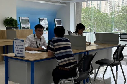 Người dân làm thủ tục hành chính tại Trung tâm phục vụ hành chính công thành phố Hà Nội, chi nhánh số 1. (Ảnh: DIỆU THƯƠNG)