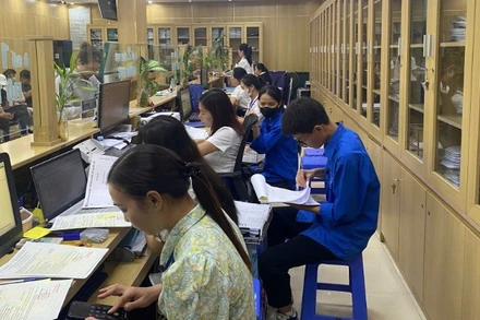 Đoàn viên thanh niên hỗ trợ cán bộ tại Trung tâm Phục vụ hành chính công thành phố Hà Nội, chi nhánh số 9.