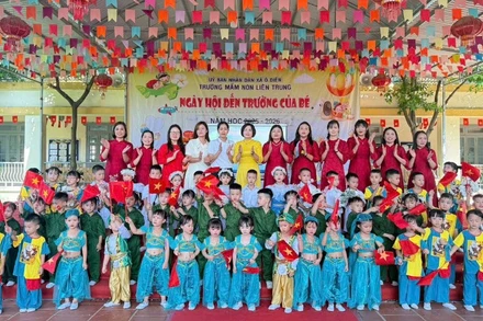 Cô trò Trường Mầm non Liên Trung, xã Ô Diên chào đón năm học mới 2025-2026. 