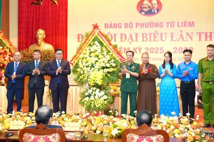 Các tầng lớp nhân dân phường Từ Liêm tặng hoa chúc mừng đại hội. (Ảnh: DIỆU THƯƠNG)