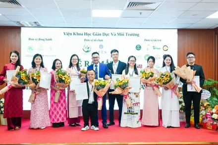 Ban lãnh đạo Trung tâm Khoa học dinh dưỡng ngành chay quốc gia nhận quyết định bổ nhiệm.