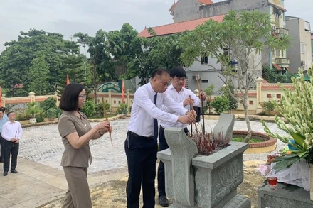 Đồng chí Nguyễn Gia Hiển, Bí thư Đảng ủy, Chủ tịch Hội đồng nhân dân xã Đan Phượng cùng các đồng chí trong Đảng ủy, Ủy ban nhân dân xã dâng hương tại Đài Tưởng niệm xã Đan Phượng sáng 25/7.