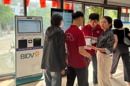 Người dân làm thủ tục hành chính tại Trung tâm Phục vụ hành chính công thành phố Hà Nội, chi nhánh số 7.