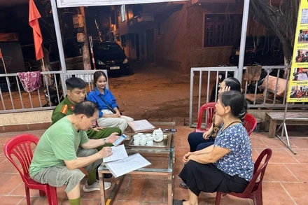 Công an Hà Nội hướng dẫn người dẫn người dân cài đặt VNeID trên điện thoại. 