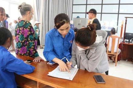 Người dân đến thực hiện thủ tục hành chính tại Điểm Phục vụ hành chính công xã Hòa Phú.