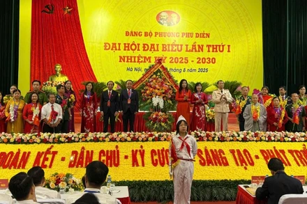 Các tầng lớp nhân dân trên địa bàn phường Phú Diễn tặng hoa chúc mừng Đại hội. (Ảnh: DIỆU THƯƠNG)