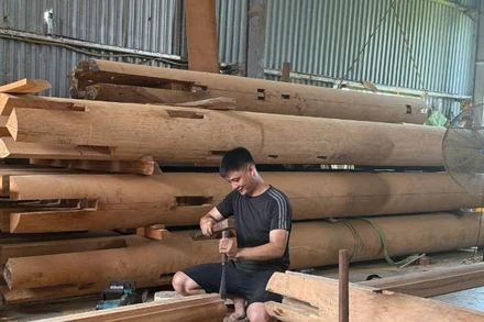 Anh Nguyễn Hữu Hiệu bên xưởng mộc của gia đình.