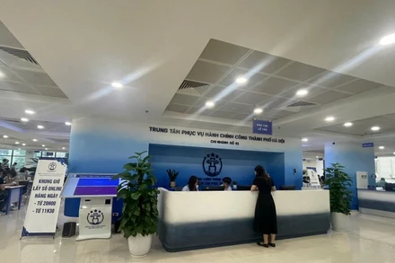 Người dân đến giải quyết thủ tục hành chính tại Trung tâm Phục vụ hành chính công thành phố Hà Nội, chi nhánh số 1. 