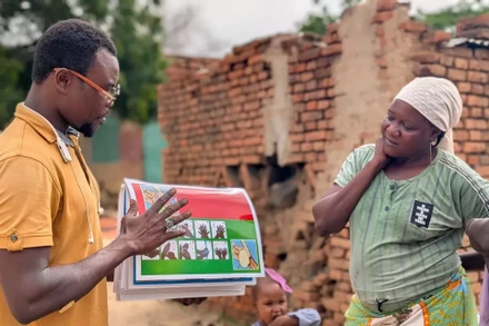 Nhân viên y tế cộng đồng tuyên truyền, hướng dẫn người dân nâng cao nhận thức về bệnh tả ở Adré, miền đông Cộng hòa Chad. (Ảnh: Unicef)