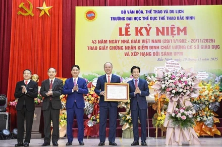 Đại diện lãnh đạo Trung tâm Kiểm định chất lượng giáo dục-Đại học Quốc gia Hà Nội trao chứng nhận kiểm định chất lượng giáo dục cho Trường đại học Thể dục thể thao Bắc Ninh.