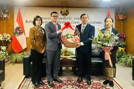 Đại sứ Vũ Lê Thái Hoàng chúc mừng Đại sứ Lào Khampheng Douangthongla.