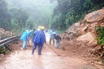 Hạt quản lý đường bộ cùng chính quyền nỗ lực khắc phục sạt lở đường Hồ Chí Minh qua xã A Lưới 1, thành phố Huế. (Ảnh: Công Hậu) 